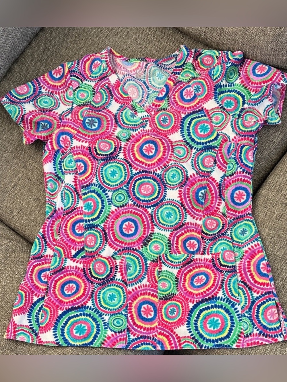 Allani by Maevn Mandala Medallion Print Scrub Top Medium M Colorful V-Neck 8521